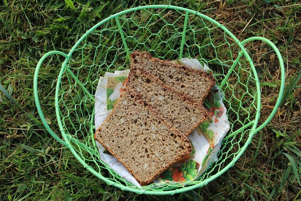 Kamut-Dinkel-Sauerteig-Vollkornbrot mit Sonnenblumenkernen und Kefir