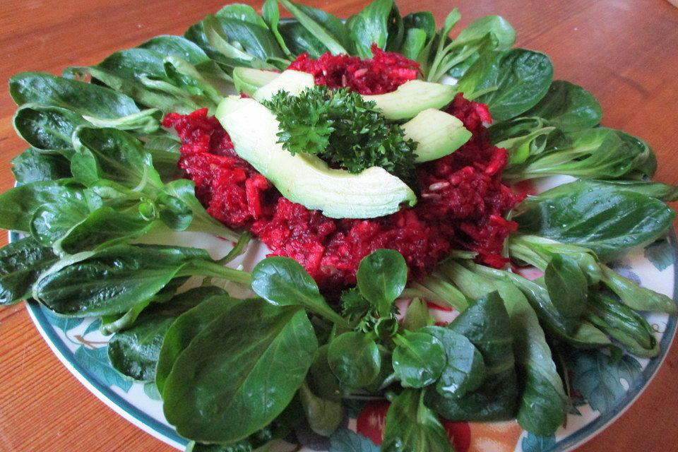 Rote Bete Salat mit Feldsalat und Avocado