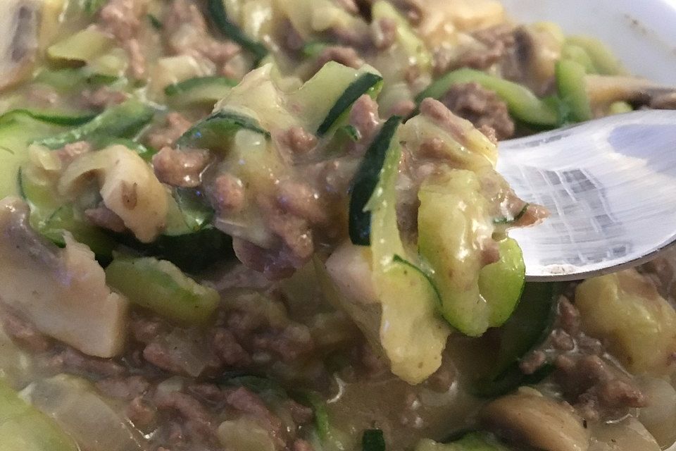 Cremige Zoodles mit Hackfleisch