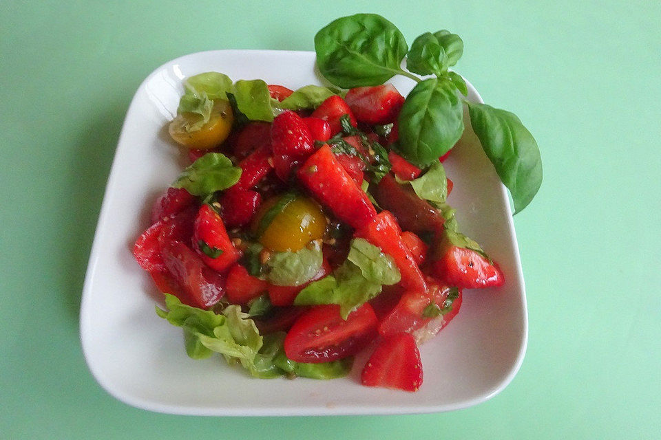 Tomaten-Erdbeer-Salat mit Basilikum