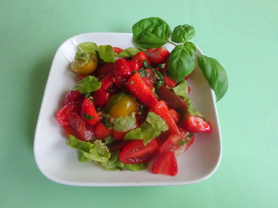 Tomaten-Erdbeer-Salat mit Basilikum von feeligran| Chefkoch