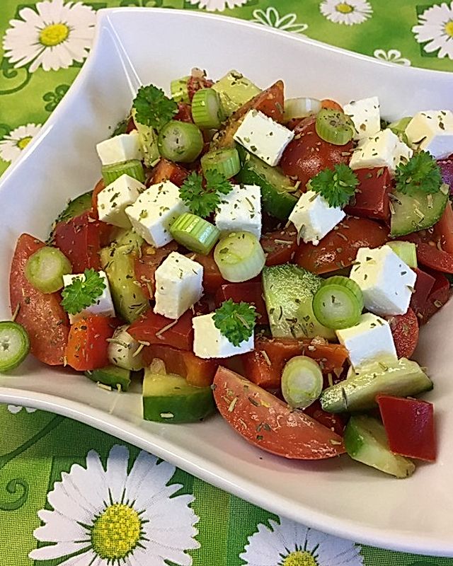 Cherrytomaten-Feta-Salat mit Gurke und Paprika