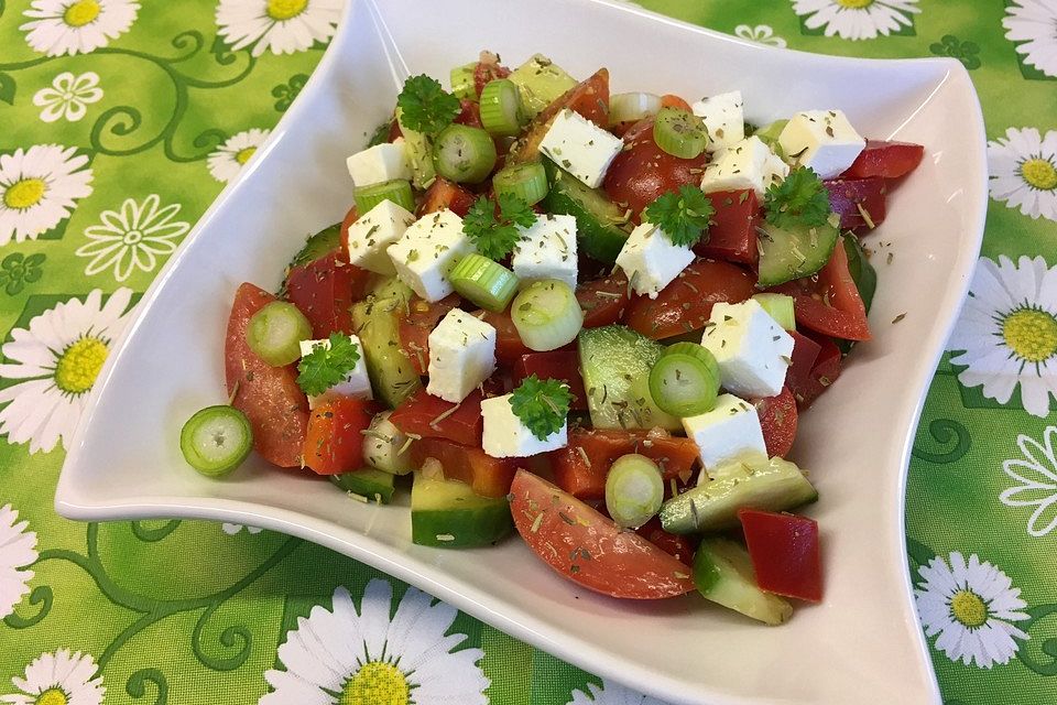 Cherrytomaten-Feta-Salat mit Gurke und Paprika