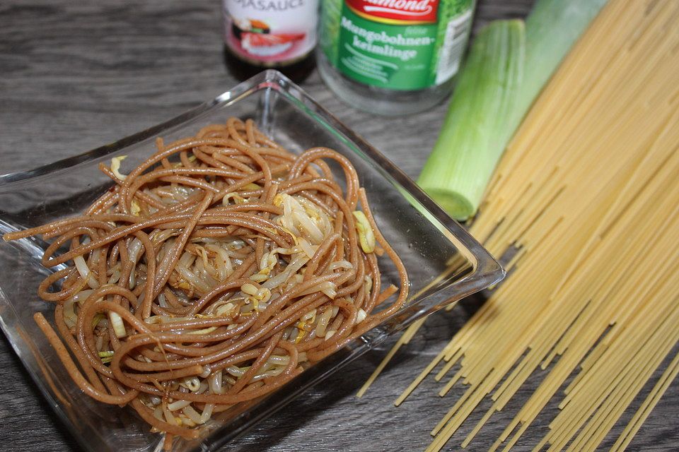 Spaghettisalat nach chinesischer Art