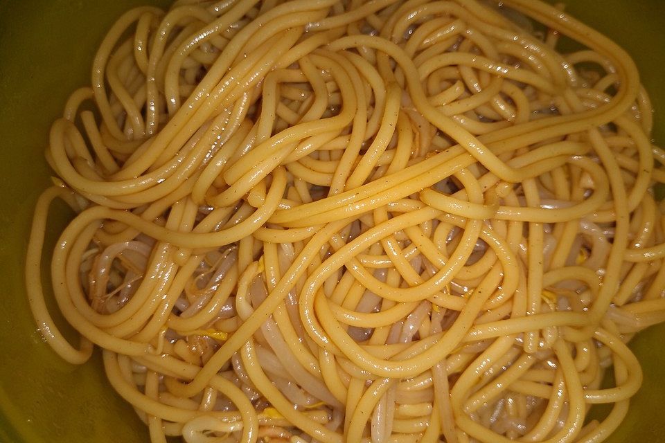 Spaghettisalat nach chinesischer Art