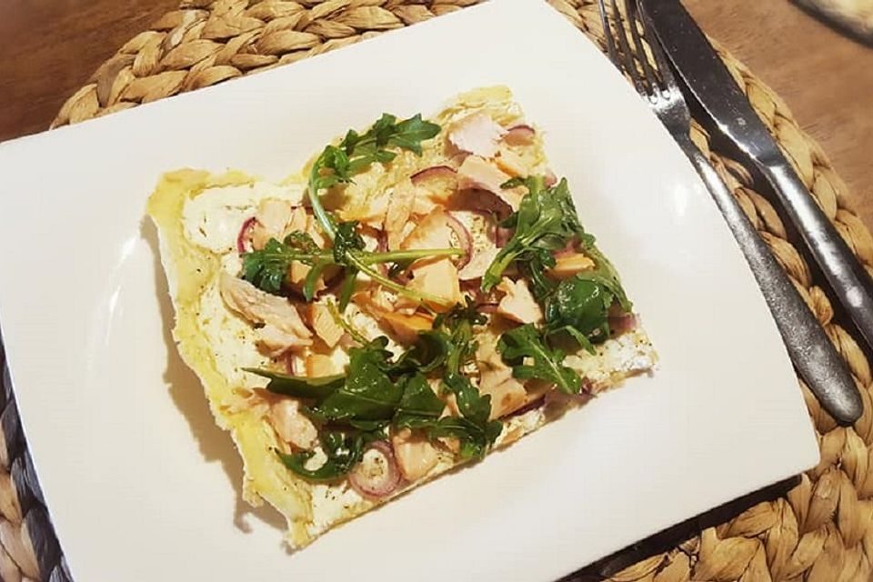 Selbstgemachter Flammkuchen mit Stremellachs und Rucola