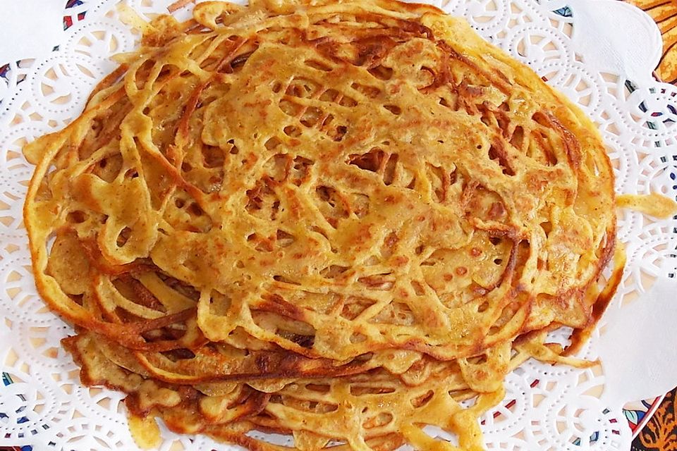 Gewürzter "Lustiger Pfannkuchen" - Roti Jala berbumbu