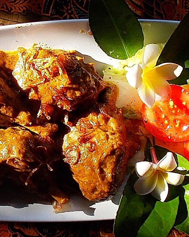 Exotisches Curry mit Hühnerschenkeln und Röstzwiebeln