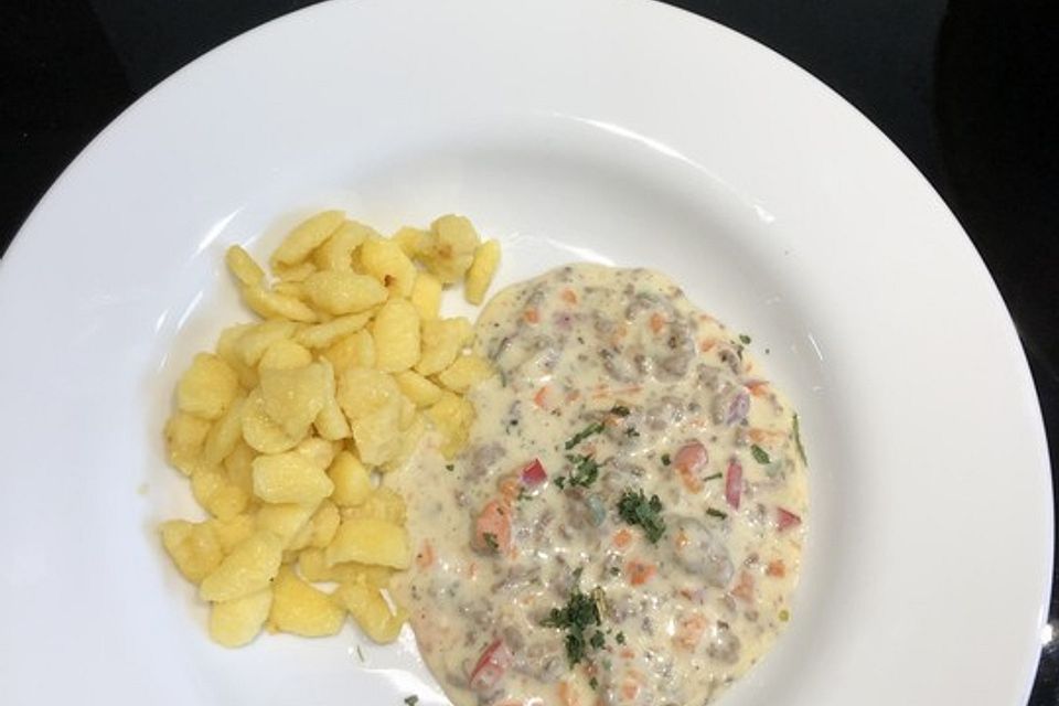 Spätzle mit Hackfleisch-Käse-Sauce