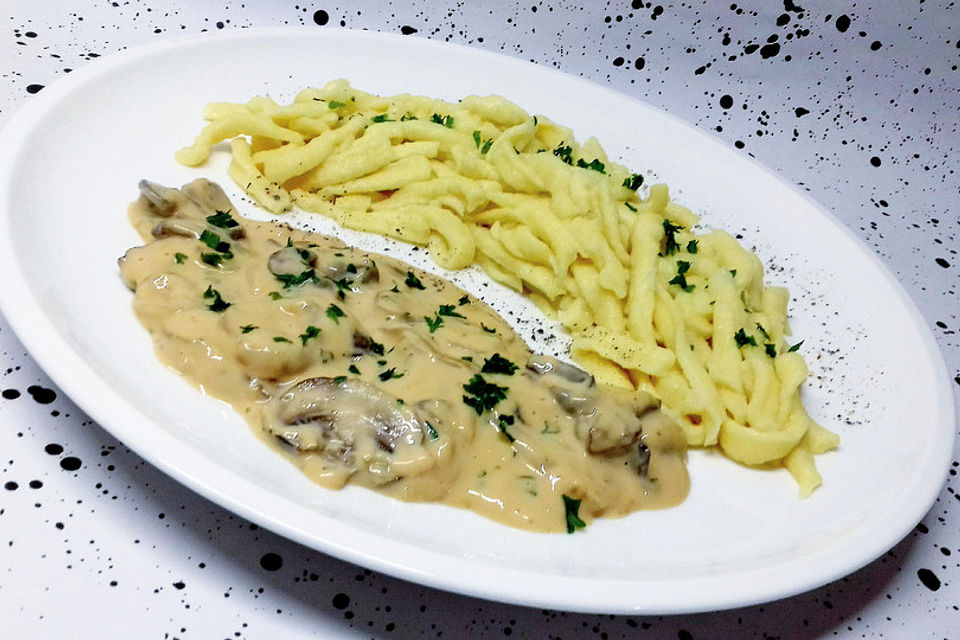 Champignons in Sahnesauce mit Spätzle