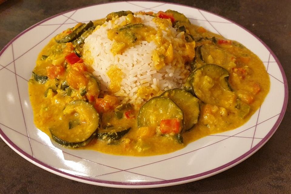 Fruchtiges Zitronen-Kokos-Curry auf Lauchnudeln