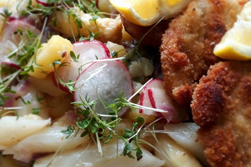 Spargel-Zuckerschoten-Kartoffelsalat mit Schnitzeln