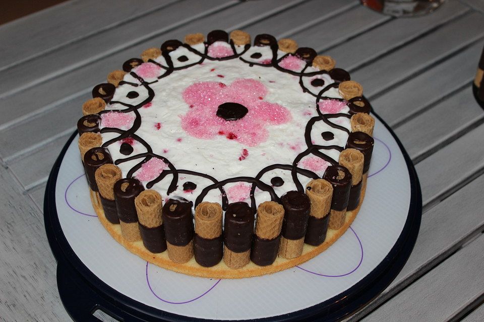 Joghurt-Sekt-Torte mit Waffelröllchen und Himbeeren