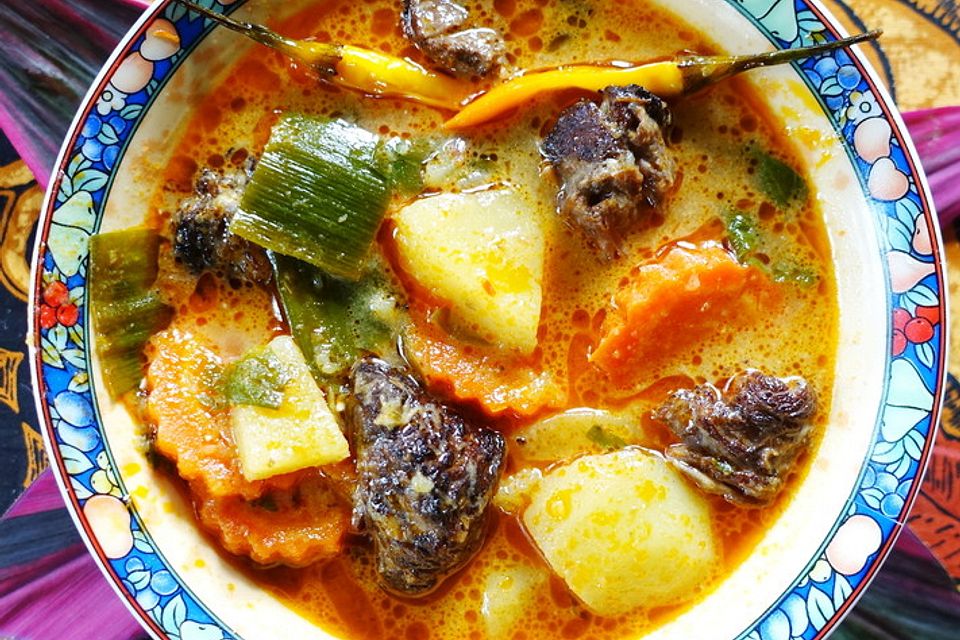 Exotische Ochsenschwanzsuppe - Sop Buntut dengan Santen ala Makassar