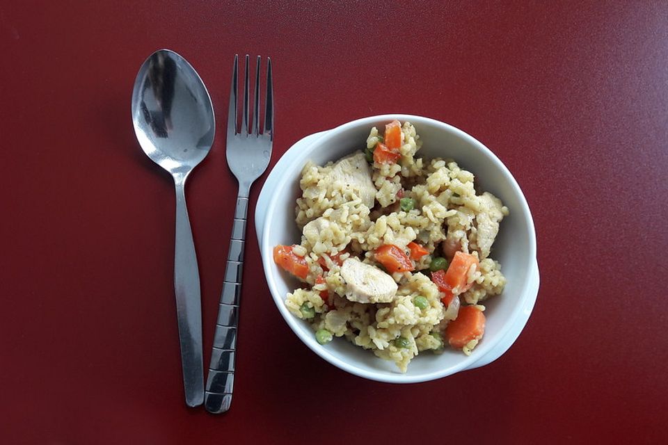 Curry-Reis-Pfanne mit Huhn und frischem Gemüse