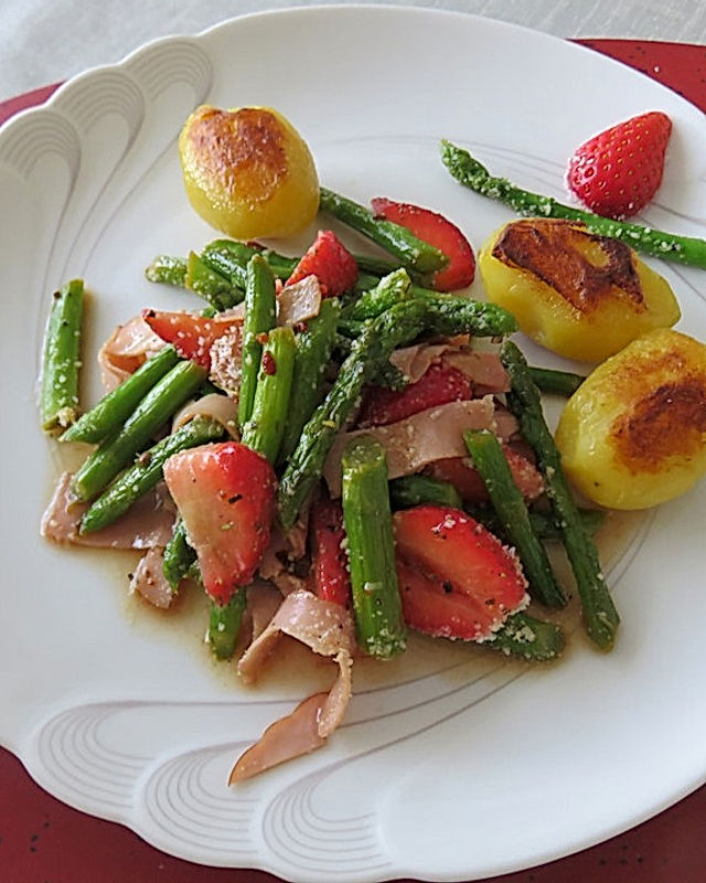 Spargel-Erdbeer-Salat mit Schinken und Parmesan