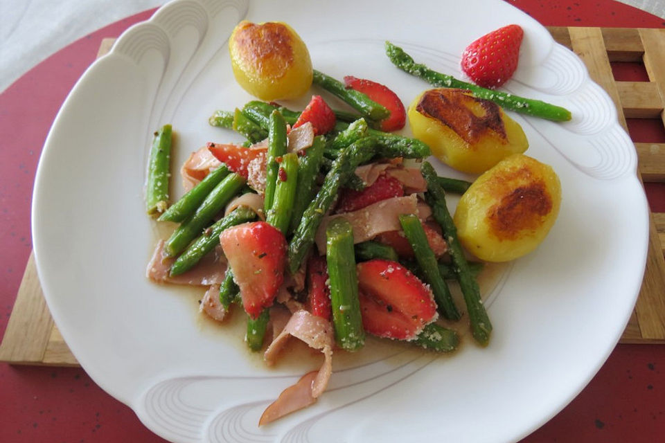 Spargel-Erdbeer-Salat mit Schinken und Parmesan