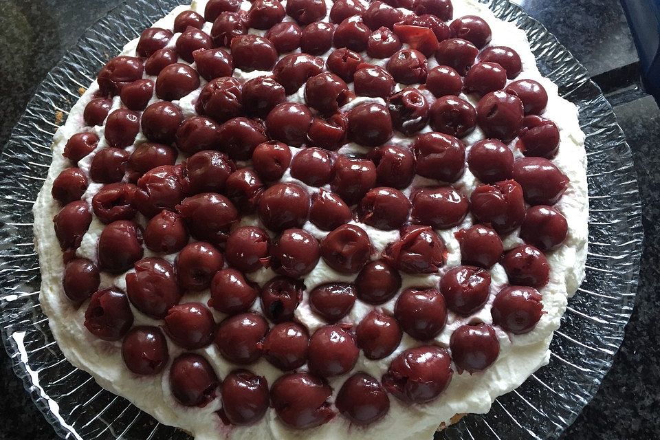 Baisertorte mit Kirschen und Sahne