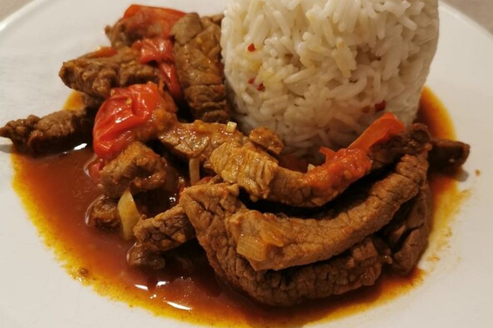 Rinderfiletgeschnetzeltes in Whiskey-Sojasauce mit Tomaten und Kokosreis