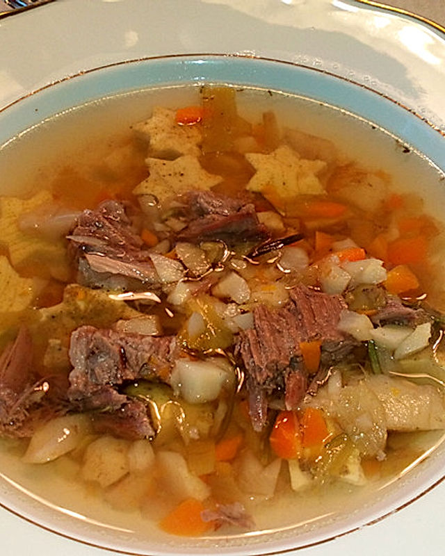 Tafelspitz-Möhren-Suppe mit Backerbsen