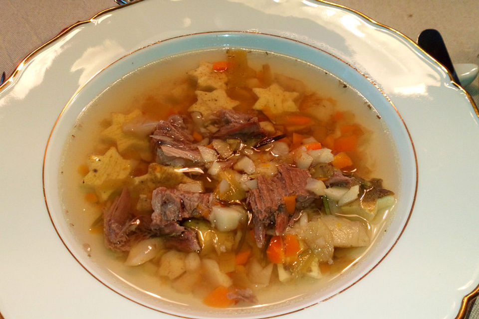 Tafelspitz-Möhren-Suppe mit Backerbsen