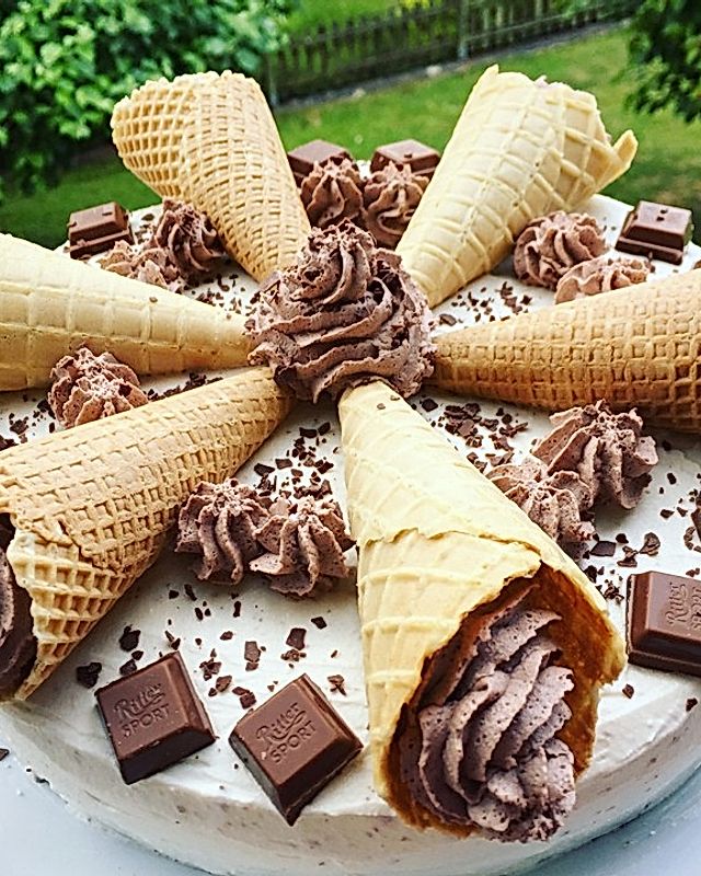 Eiswaffel-Torte mit Schokoladen- und Vanillesahne