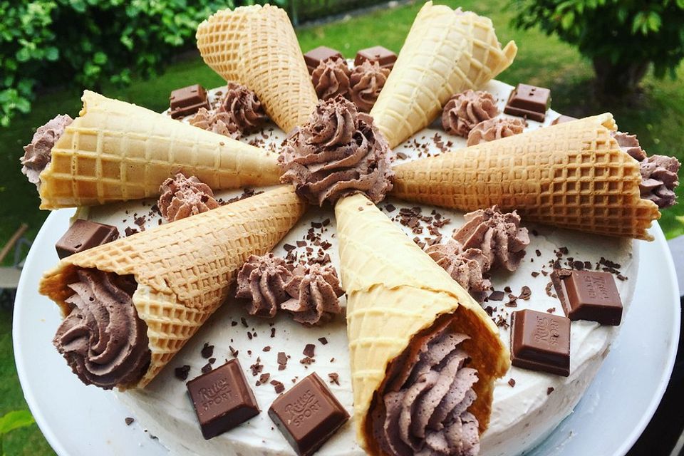 Eiswaffel-Torte mit Schokoladen- und Vanillesahne