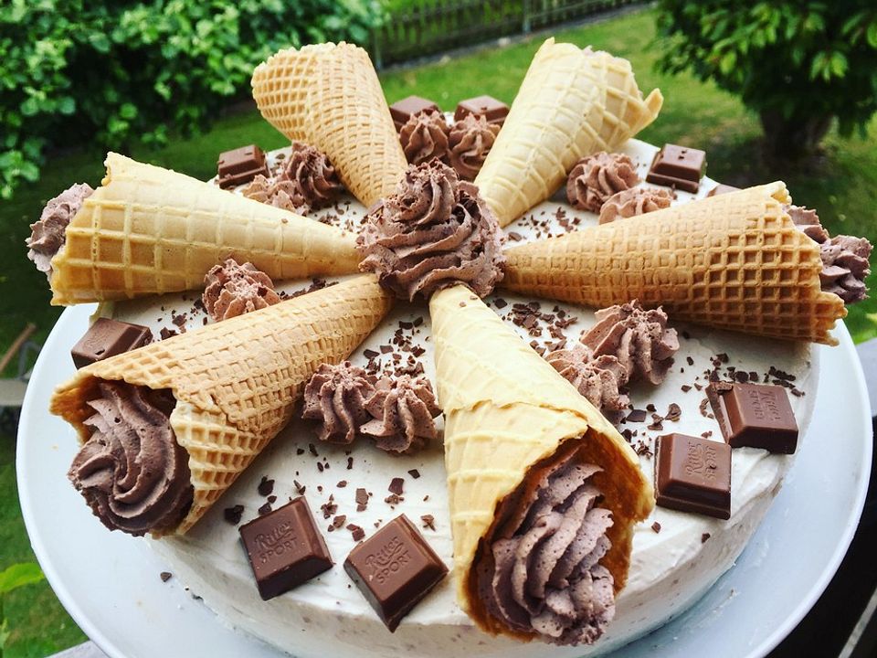 Eiswaffel-Torte mit Schokoladen- und Vanillesahne von theresa999| Chefkoch