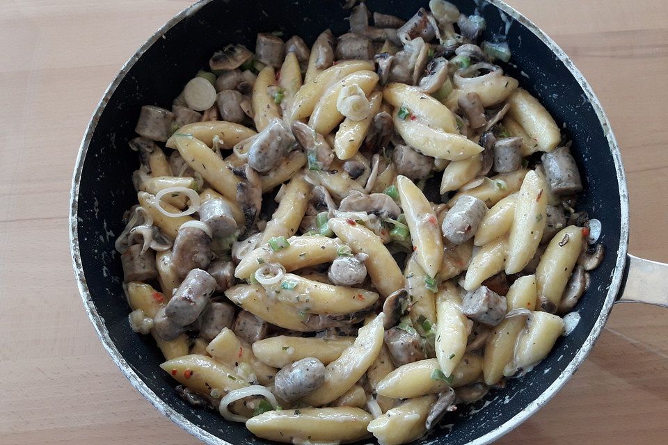 Schupfnudelpfanne mit Würstchen und Champignons