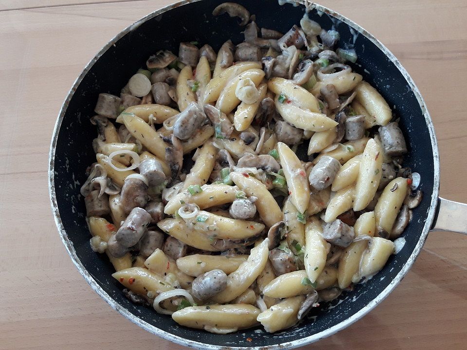 Schupfnudelpfanne mit Würstchen und Champignons von franzi153| Chefkoch