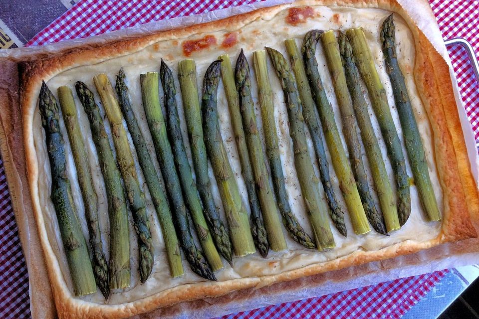 Blätterteigtarte mit Spargel