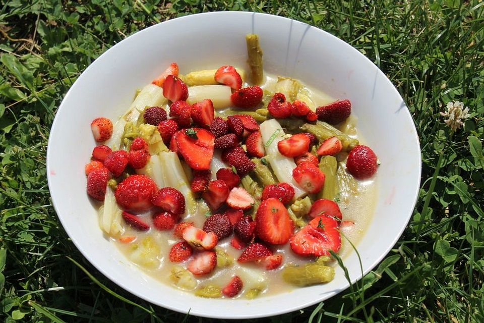 Werder Spargelsalat mit grünem und weißem Spargel