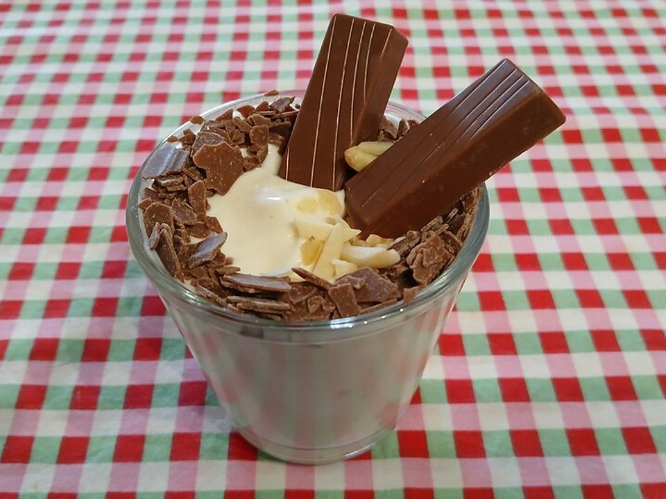 Bananen-Quarkspeise mit Schlagsahne und Kokosflocken von ...