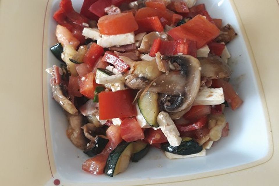 Mediterraner Salat mit gebratenen Champignons