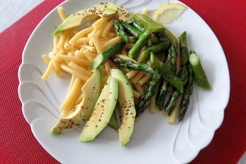 Penne mit grünem Spargel und Avocado