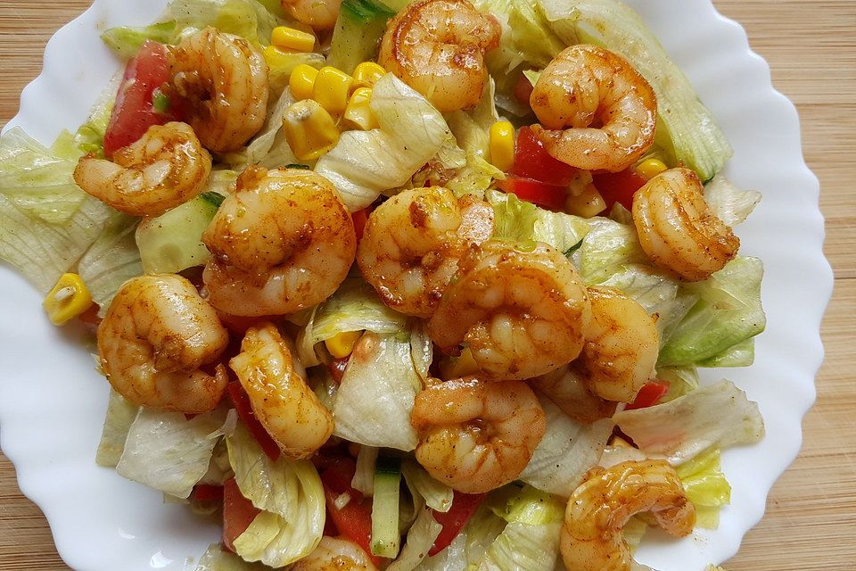 Bunter Salat mit Cajun-Shrimps