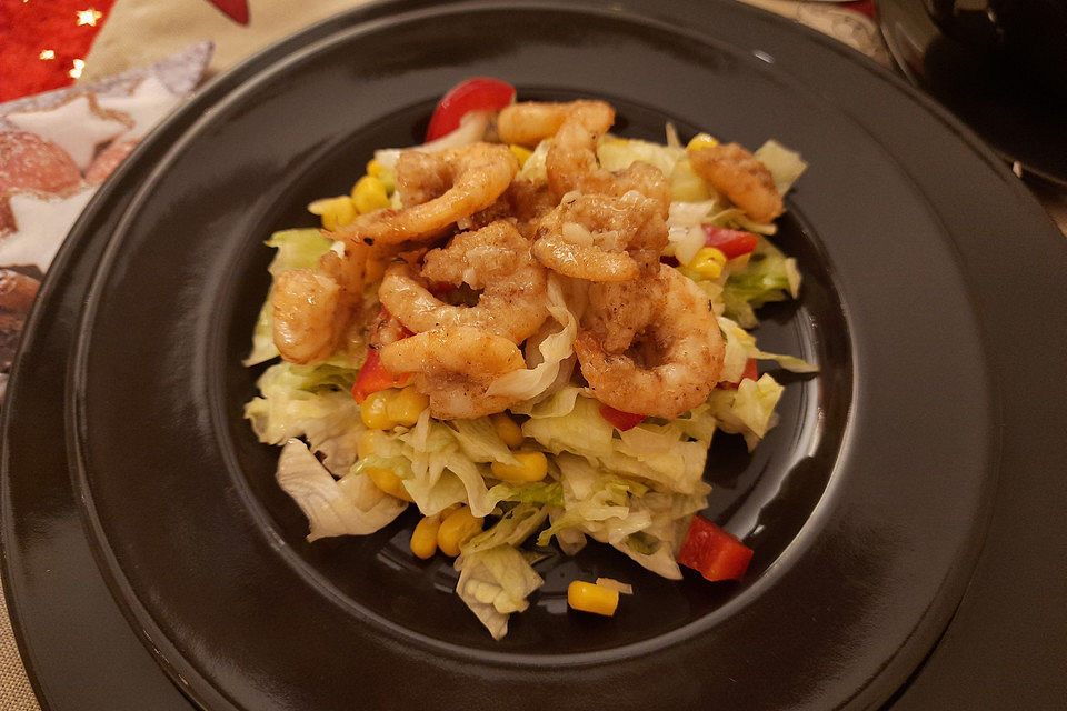 Bunter Salat mit Cajun-Shrimps