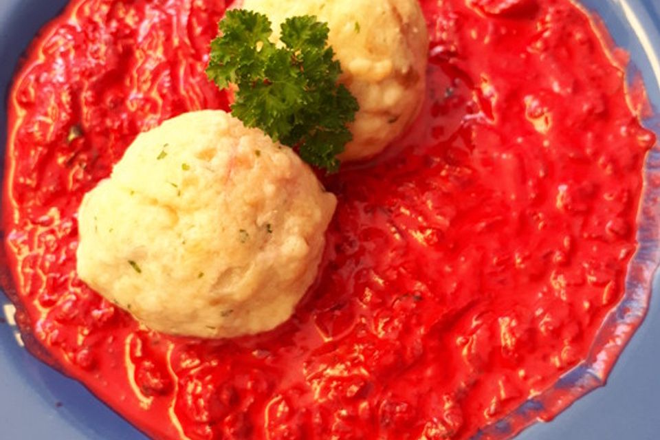 Semmelknödel mit rahmigem Rote Bete-Kraut