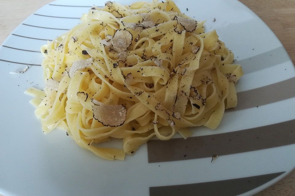 Pasta mit schwarzem Trüffel und Knoblauch-Öl-Soße