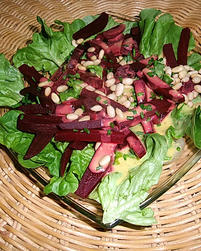 Rote Bete auf Bio-Batavia-Blattsalat mit feiner Senf-Vinaigrette und Pinienkernen