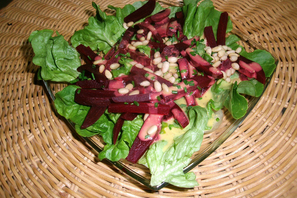 Rote Bete auf Bio-Batavia-Blattsalat mit feiner Senf-Vinaigrette und Pinienkernen