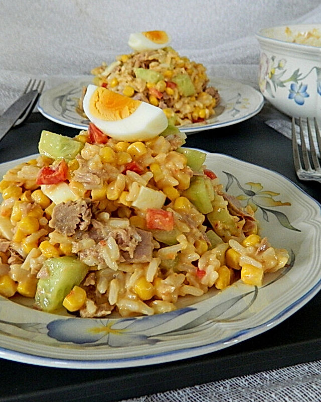 Thunfischsalat mit Reis, Gurken und Eiern