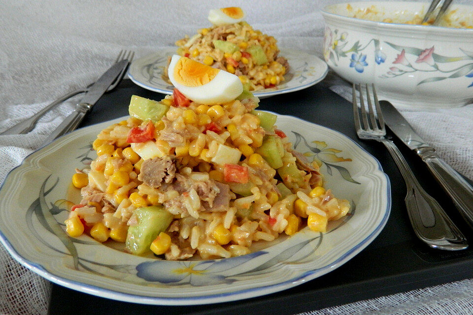 Thunfischsalat mit Reis, Gurken und Eiern