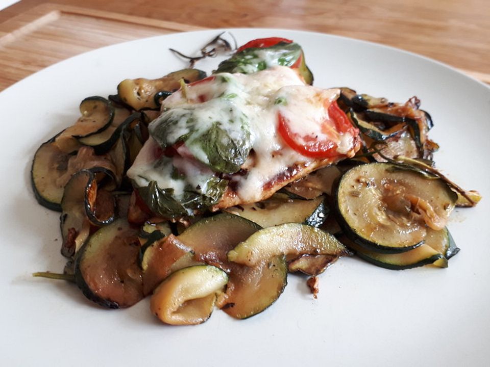 H Hnchen Auf Zucchini Bett Mit Einer Tomaten Parmesandecke Von Spinny