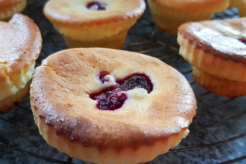 Käsekuchenmuffins mit Marzipan und Himbeeren