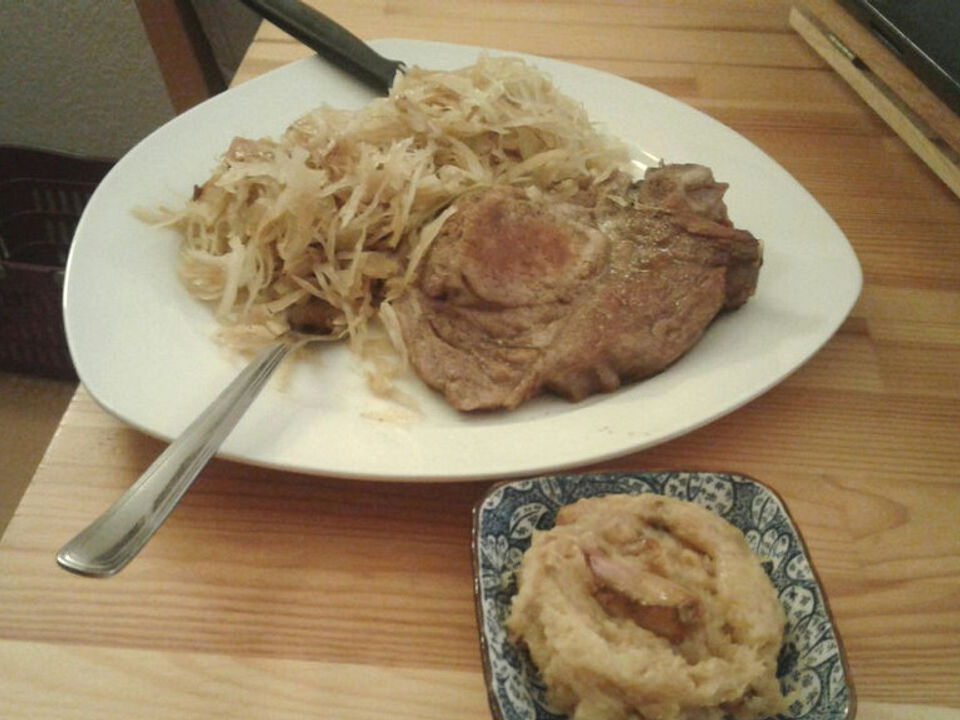 Yotas Kotelett mit Kraut und Knoblauchcreme von YotaP| Chefkoch