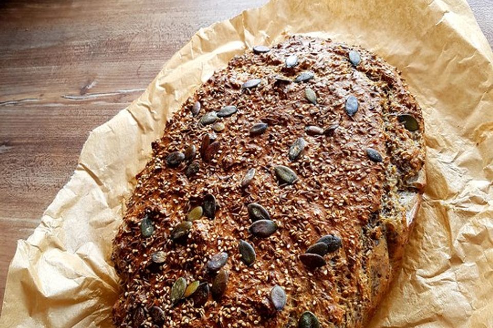 Eiweißbrot mit Quark, Mandeln und Leinsamen