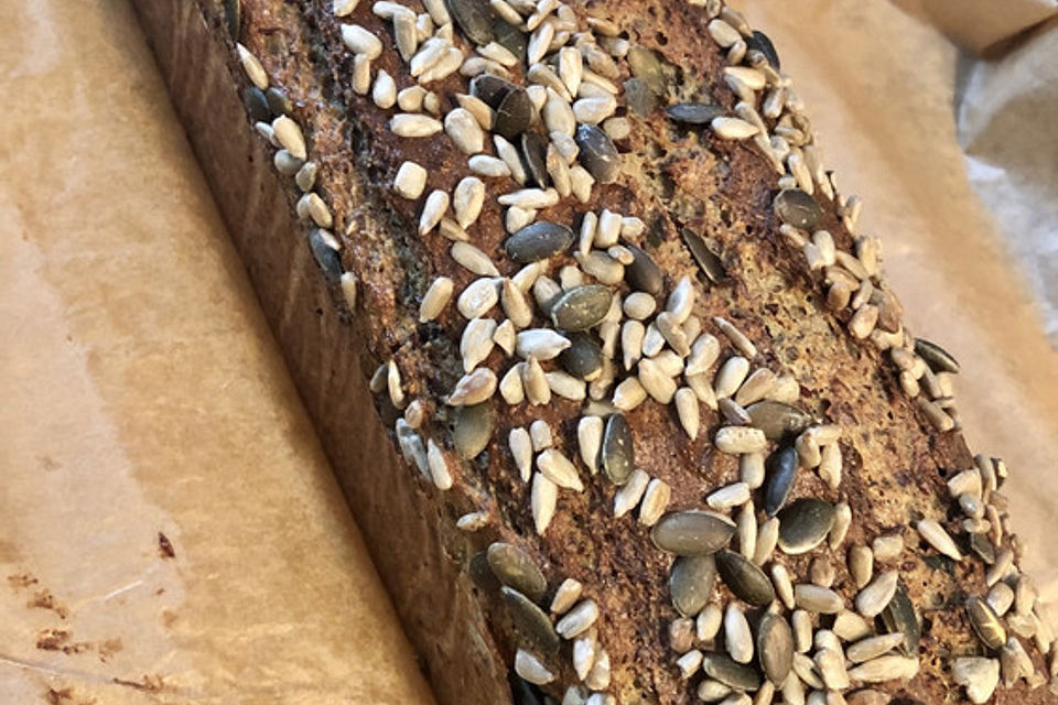 Eiweißbrot mit Quark, Mandeln und Leinsamen