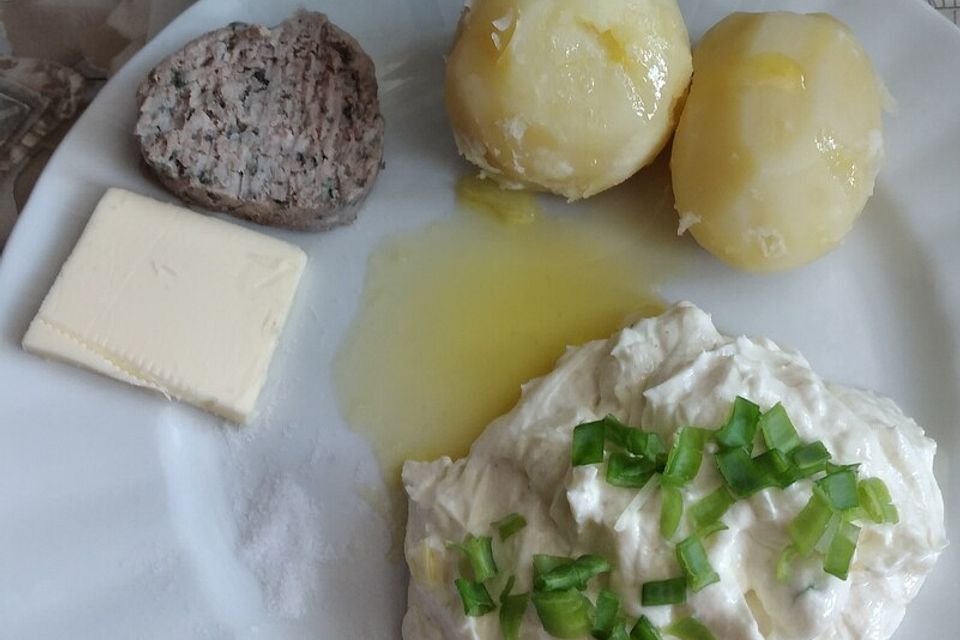 Quark mit Leinöl, Schnittlauch und Leberwurst