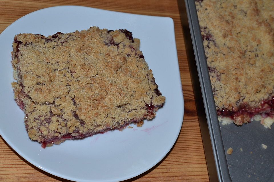 Blitz-Frucht-Grütze-Kuchen mit Streuseln